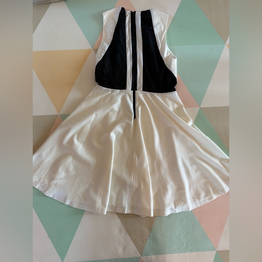 Alice + Olivia White and Black Mini Skater Dress Size 10 NWT - Picture 9 of 11